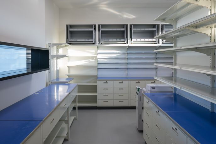 Pharmacy by KTX archiLAB, Japan