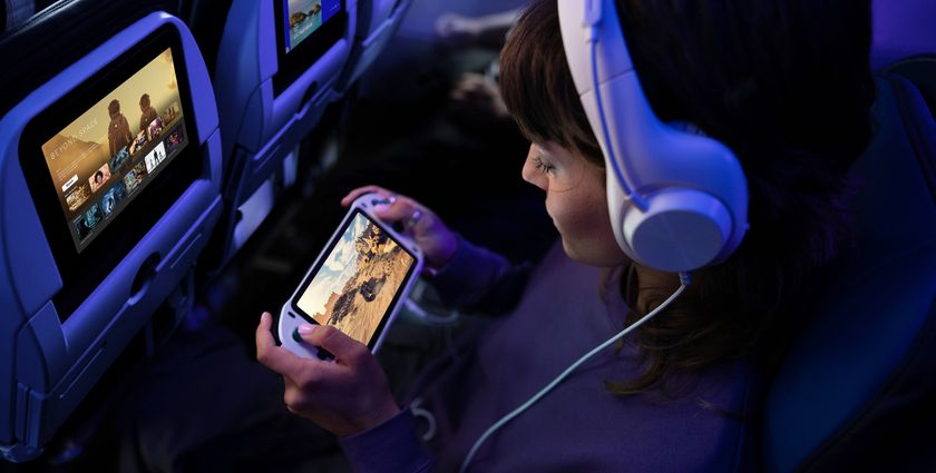 United Airlines signs deal with SpaceX for free in-flight Wi-Fi