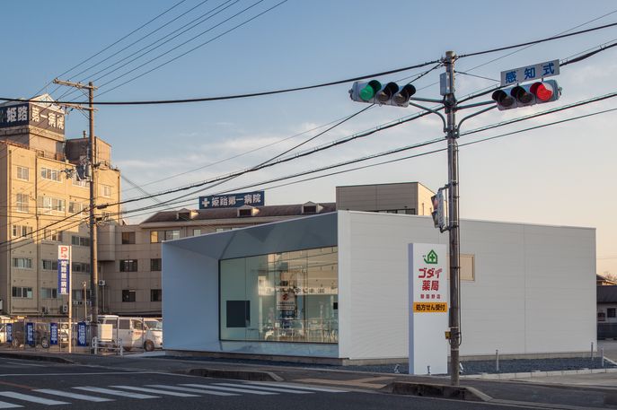 Pharmacy by KTX archiLAB, Japan