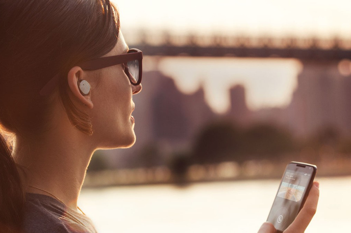 Moto Hint by Motorola