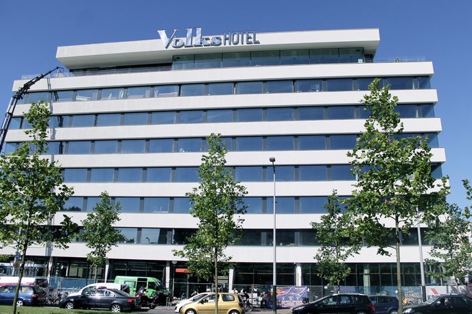 Volkshotel exterior in color photo by Leonor von Salisch