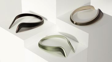 Atmosphère is a wearable collar that diffuses cosmetics