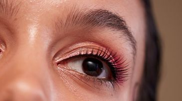 LoveSeen positions false lashes for everyday wear